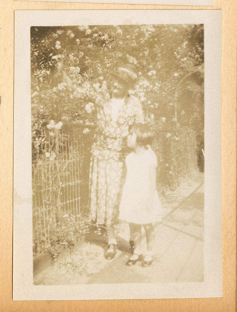 Jessie Howie with a little girl in an arbor